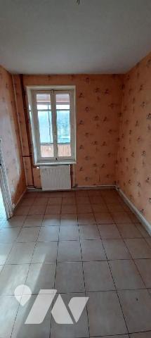 BRANGES,  - Un immeuble de rapport composé de deux logements.

-Un appartement, d'environ 70 m²...