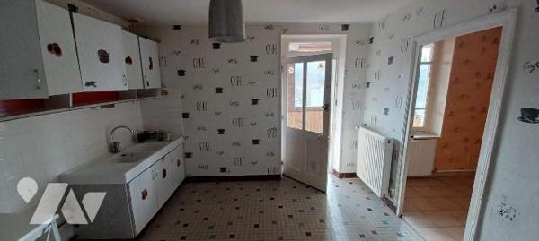 BRANGES,  - Un immeuble de rapport composé de deux logements.

-Un appartement, d'environ 70 m²...