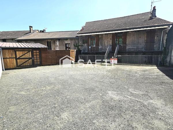 IMMEUBLE AVEC DEUX APPARTEMENTS, GARAGES, CAVES ET COUR PRIVATIVE.