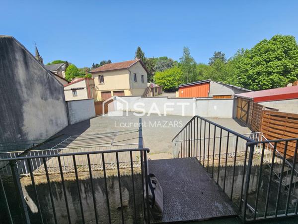 IMMEUBLE AVEC DEUX APPARTEMENTS, GARAGES, CAVES ET COUR PRIVATIVE.