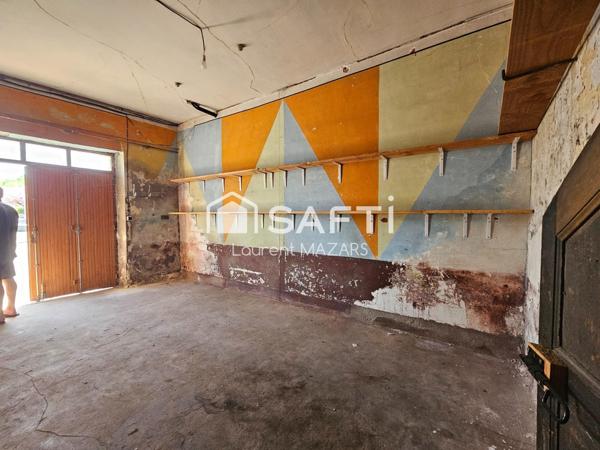 IMMEUBLE AVEC DEUX APPARTEMENTS, GARAGES, CAVES ET COUR PRIVATIVE.