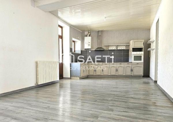 IMMEUBLE AVEC DEUX APPARTEMENTS, GARAGES, CAVES ET COUR PRIVATIVE.