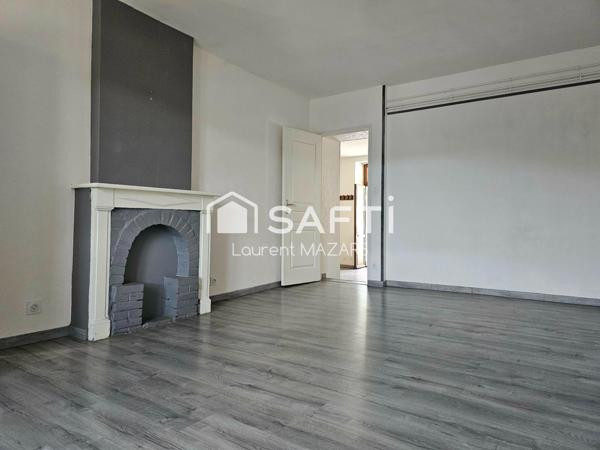 IMMEUBLE AVEC DEUX APPARTEMENTS, GARAGES, CAVES ET COUR PRIVATIVE.