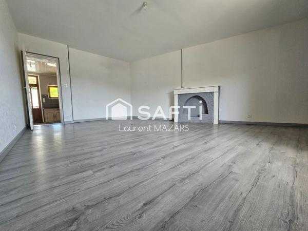 IMMEUBLE AVEC DEUX APPARTEMENTS, GARAGES, CAVES ET COUR PRIVATIVE.
