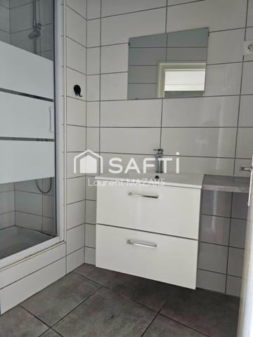 IMMEUBLE AVEC DEUX APPARTEMENTS, GARAGES, CAVES ET COUR PRIVATIVE.
