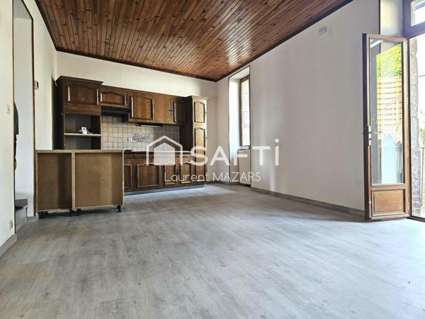 IMMEUBLE AVEC DEUX APPARTEMENTS, GARAGES, CAVES ET COUR PRIVATIVE.