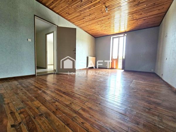 IMMEUBLE AVEC DEUX APPARTEMENTS, GARAGES, CAVES ET COUR PRIVATIVE.