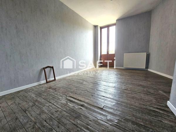 IMMEUBLE AVEC DEUX APPARTEMENTS, GARAGES, CAVES ET COUR PRIVATIVE.