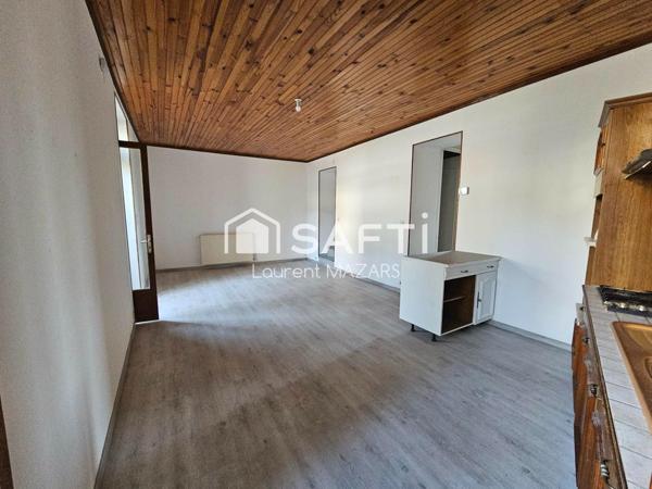 IMMEUBLE AVEC DEUX APPARTEMENTS, GARAGES, CAVES ET COUR PRIVATIVE.