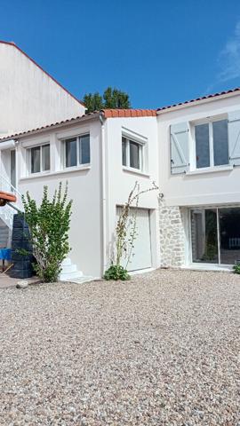 Charmante maison 3 pièces avec piscine et un studio  proche du centre-ville de Saujon.