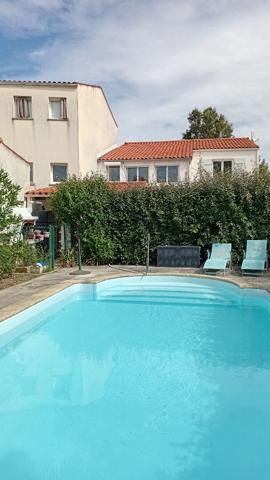 Charmante maison 3 pièces avec piscine et un studio  proche du centre-ville de Saujon.