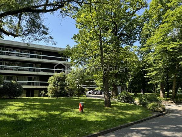 Très bel appartement, très lumineux, idéalement situé au 3ème et dernier étage, sans vis à vis, au sein d'un superbe parc arboré, sécurisé, avec tennis et piscine.
Laissez-vous séduire par ses volumes généreux (197m2) comprenant une loggia vitrée  sur toute la longueur ,  qui lui confére une luminosité et un espace supérieur aux autres appartements de ce meme type et lui donne son caractére exceptionnel . 
Très vaste salon, salle à manger, cuisine avec espace dinatoire, trois grandes chambres (possible quatre) dont une suite parentale.
Une buanderie, de nombreux dressings et rangements complètent ce bien et sont des atouts évidents.
Au sous-sol, un box fermé et une cave (accès direct par ascenseur à l'appartement).
Proche commerces, écoles et transports.
Bien très qualitatif avec beaucoup de potentiel à visiter au plus vite !