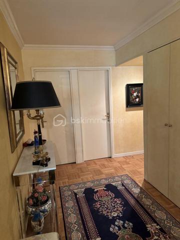 Très bel appartement, très lumineux, idéalement situé au 3ème et dernier étage, sans vis à vis, au sein d'un superbe parc arboré, sécurisé, avec tennis et piscine.
Laissez-vous séduire par ses volumes généreux (197m2) comprenant une loggia vitrée  sur toute la longueur ,  qui lui confére une luminosité et un espace supérieur aux autres appartements de ce meme type et lui donne son caractére exceptionnel . 
Très vaste salon, salle à manger, cuisine avec espace dinatoire, trois grandes chambres (possible quatre) dont une suite parentale.
Une buanderie, de nombreux dressings et rangements complètent ce bien et sont des atouts évidents.
Au sous-sol, un box fermé et une cave (accès direct par ascenseur à l'appartement).
Proche commerces, écoles et transports.
Bien très qualitatif avec beaucoup de potentiel à visiter au plus vite !