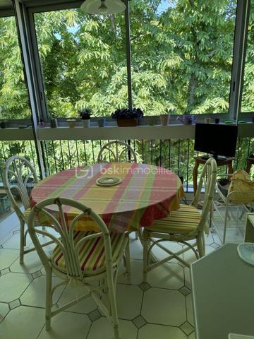 Très bel appartement, très lumineux, idéalement situé au 3ème et dernier étage, sans vis à vis, au sein d'un superbe parc arboré, sécurisé, avec tennis et piscine.
Laissez-vous séduire par ses volumes généreux (197m2) comprenant une loggia vitrée  sur toute la longueur ,  qui lui confére une luminosité et un espace supérieur aux autres appartements de ce meme type et lui donne son caractére exceptionnel . 
Très vaste salon, salle à manger, cuisine avec espace dinatoire, trois grandes chambres (possible quatre) dont une suite parentale.
Une buanderie, de nombreux dressings et rangements complètent ce bien et sont des atouts évidents.
Au sous-sol, un box fermé et une cave (accès direct par ascenseur à l'appartement).
Proche commerces, écoles et transports.
Bien très qualitatif avec beaucoup de potentiel à visiter au plus vite !