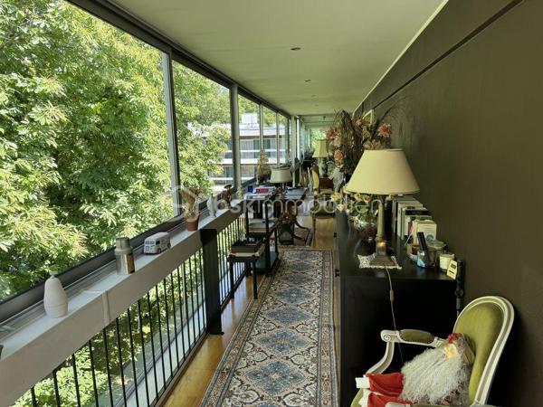 Très bel appartement, très lumineux, idéalement situé au 3ème et dernier étage, sans vis à vis, au sein d'un superbe parc arboré, sécurisé, avec tennis et piscine.
Laissez-vous séduire par ses volumes généreux (197m2) comprenant une loggia vitrée  sur toute la longueur ,  qui lui confére une luminosité et un espace supérieur aux autres appartements de ce meme type et lui donne son caractére exceptionnel . 
Très vaste salon, salle à manger, cuisine avec espace dinatoire, trois grandes chambres (possible quatre) dont une suite parentale.
Une buanderie, de nombreux dressings et rangements complètent ce bien et sont des atouts évidents.
Au sous-sol, un box fermé et une cave (accès direct par ascenseur à l'appartement).
Proche commerces, écoles et transports.
Bien très qualitatif avec beaucoup de potentiel à visiter au plus vite !