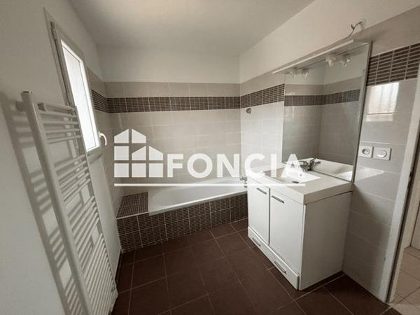 Location Maison 4 pièces 100.3 m² - LIEUDIT LES PLANTADES Pierrelatte 26700