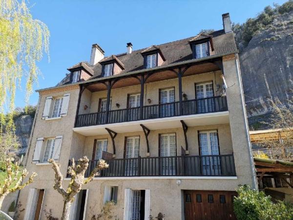 Gîtes chambres d'hôtes - Les eyzies Ancien hôtel de 14 chambres dans un village touristique du Périgord Noir avec appartement privé