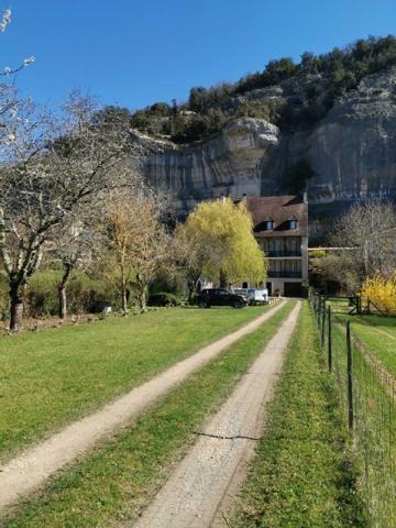 Gîtes chambres d'hôtes - Les eyzies Ancien hôtel de 14 chambres dans un village touristique du Périgord Noir avec appartement privé
