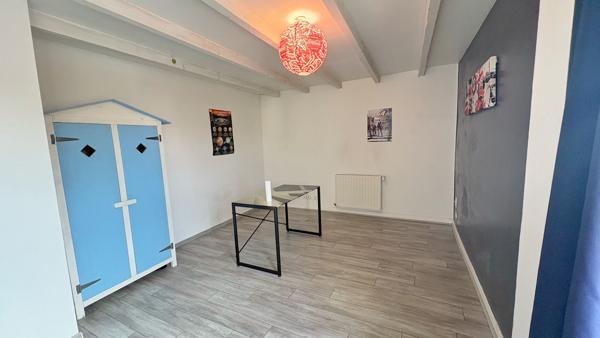 Maison
                                                                                                                                                                                                                                                                                                                        7 pièce(s)                                                                                                                                                                                                          5 chambre(s)                                                                                                                                                                                                          263  m²