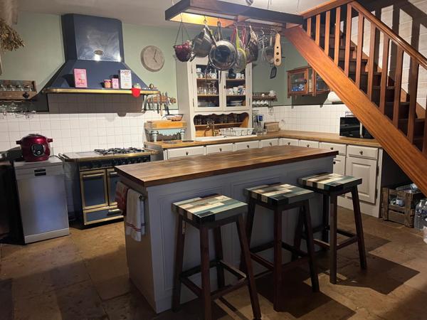Maison ancienne rénovée de 209 m2, dépendance et terrain de 1900 m2.