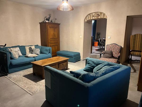 Maison ancienne rénovée de 209 m2, dépendance et terrain de 1900 m2.