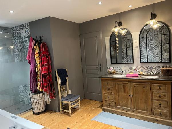 Maison ancienne rénovée de 209 m2, dépendance et terrain de 1900 m2.