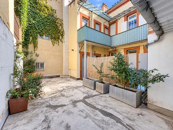 A VENDRE - Toulouse Matabiau - Appartement T2 dans immeuble toulousain avec grande terrasse