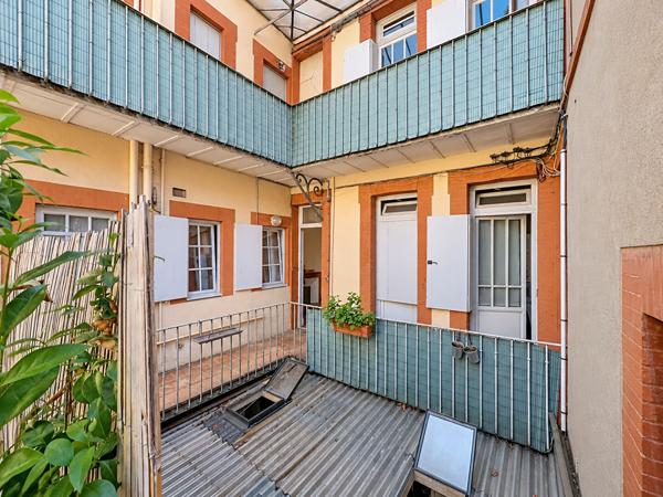 A VENDRE - Toulouse Matabiau - Appartement T2 dans immeuble toulousain avec grande terrasse