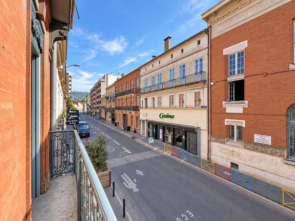 A VENDRE - Toulouse Matabiau - Appartement T2 dans immeuble toulousain avec grande terrasse