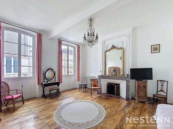 A Vendre Maison de ville en pierre de 339 m² avec sous-sol, garage et jardin au centre de Mézin