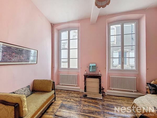 A Vendre Maison de ville en pierre de 339 m² avec sous-sol, garage et jardin au centre de Mézin