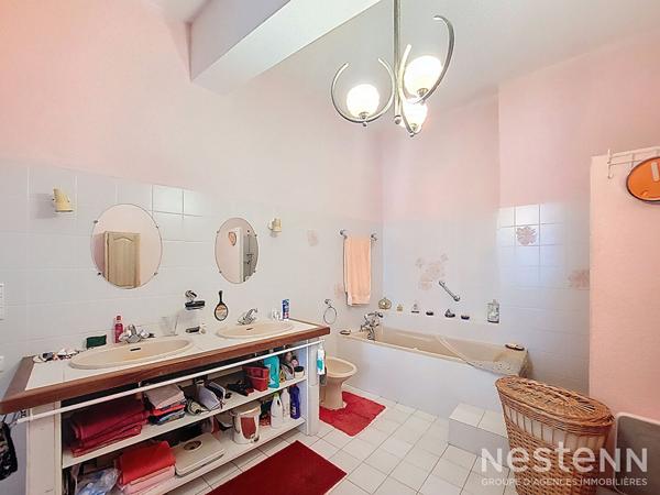 A Vendre Maison de ville en pierre de 339 m² avec sous-sol, garage et jardin au centre de Mézin