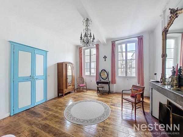 A Vendre Maison de ville en pierre de 339 m² avec sous-sol, garage et jardin au centre de Mézin