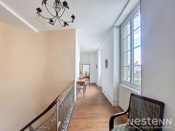 A Vendre Maison de ville en pierre de 339 m² avec sous-sol, garage et jardin au centre de Mézin