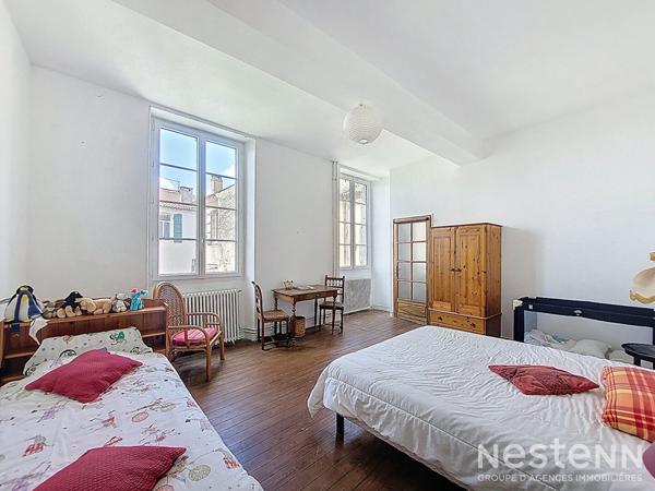 A Vendre Maison de ville en pierre de 339 m² avec sous-sol, garage et jardin au centre de Mézin