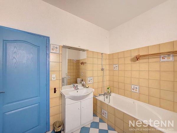 A Vendre Maison de ville en pierre de 339 m² avec sous-sol, garage et jardin au centre de Mézin