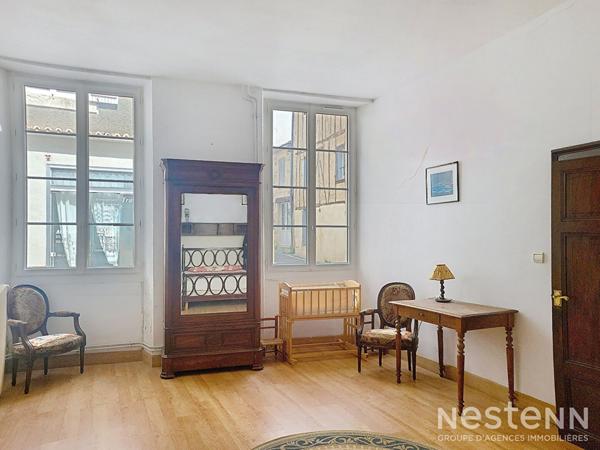 A Vendre Maison de ville en pierre de 339 m² avec sous-sol, garage et jardin au centre de Mézin