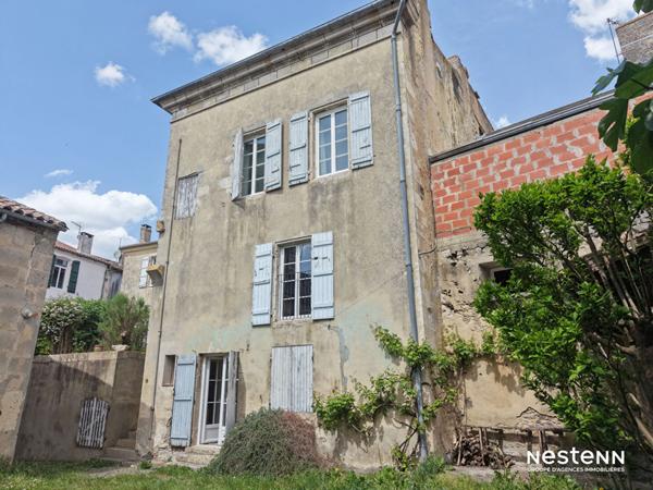 A Vendre Maison de ville en pierre de 339 m² avec sous-sol, garage et jardin au centre de Mézin