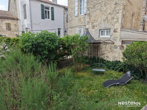 A Vendre Maison de ville en pierre de 339 m² avec sous-sol, garage et jardin au centre de Mézin