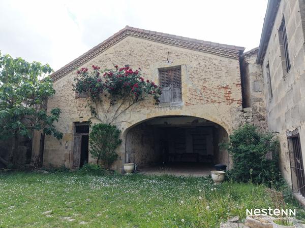 A Vendre Maison de ville en pierre de 339 m² avec sous-sol, garage et jardin au centre de Mézin
