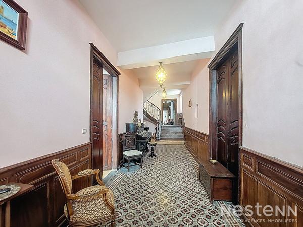 A Vendre Maison de ville en pierre de 339 m² avec sous-sol, garage et jardin au centre de Mézin