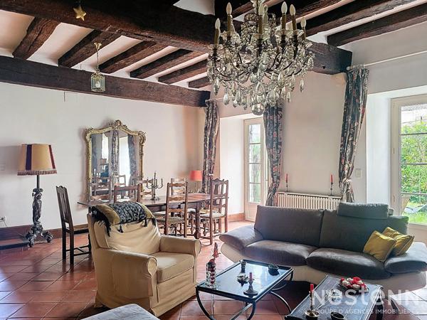 A Vendre Maison de ville en pierre de 339 m² avec sous-sol, garage et jardin au centre de Mézin