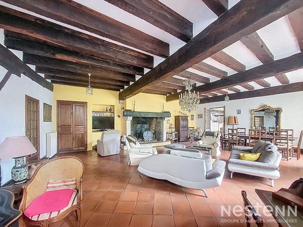 A Vendre Maison de ville en pierre de 339 m² avec sous-sol, garage et jardin au centre de Mézin