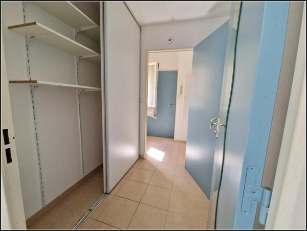 Appartement 1 chambre, 70m² jardin et place de parking privative dans garage intérieur. Accès PMR. NIMES (30)