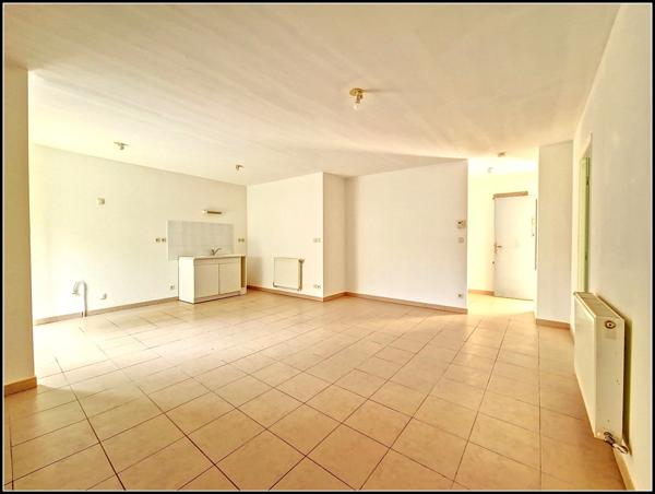 Appartement 1 chambre, 70m² jardin et place de parking privative dans garage intérieur. Accès PMR. NIMES (30)