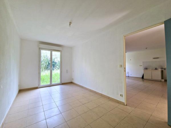 Appartement 1 chambre, 70m² jardin et place de parking privative dans garage intérieur. Accès PMR. NIMES (30)