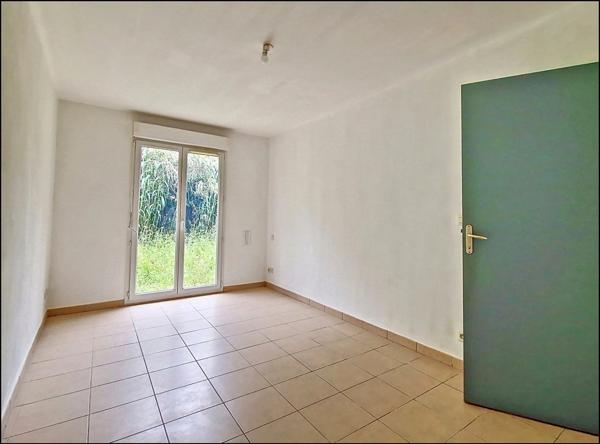 Appartement 1 chambre, 70m² jardin et place de parking privative dans garage intérieur. Accès PMR. NIMES (30)