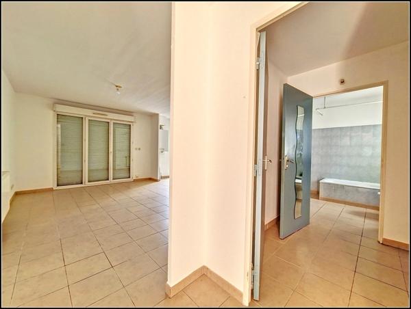 Appartement 1 chambre, 70m² jardin et place de parking privative dans garage intérieur. Accès PMR. NIMES (30)