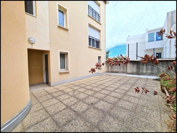 Appartement 1 chambre, 70m² jardin et place de parking privative dans garage intérieur. Accès PMR. NIMES (30)
