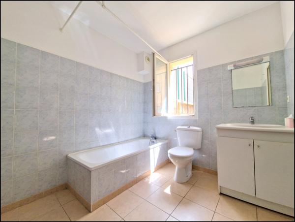 Appartement 1 chambre, 70m² jardin et place de parking privative dans garage intérieur. Accès PMR. NIMES (30)